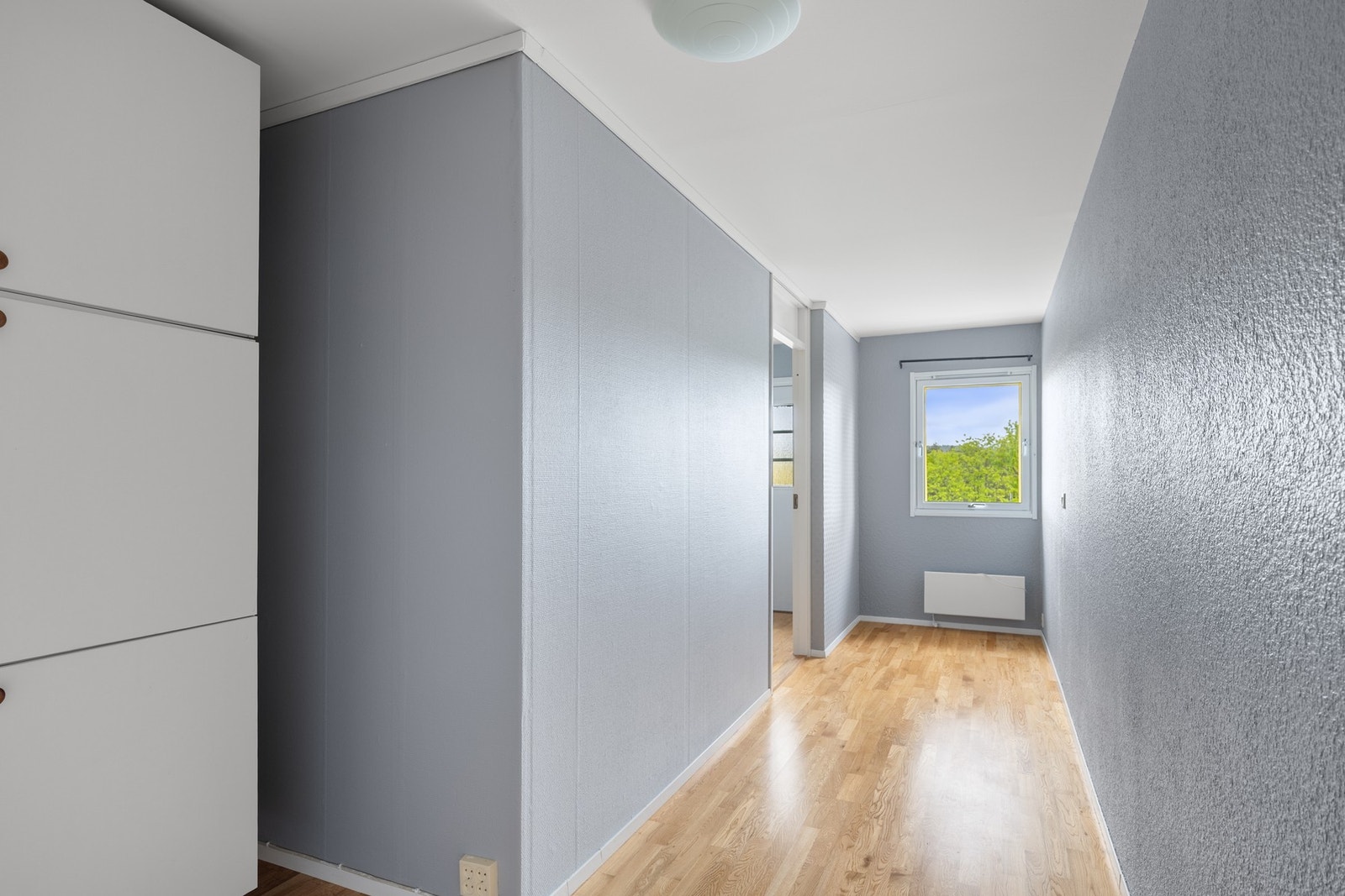 Rommet har plass til seng og oppbevaring. Galleribilde
