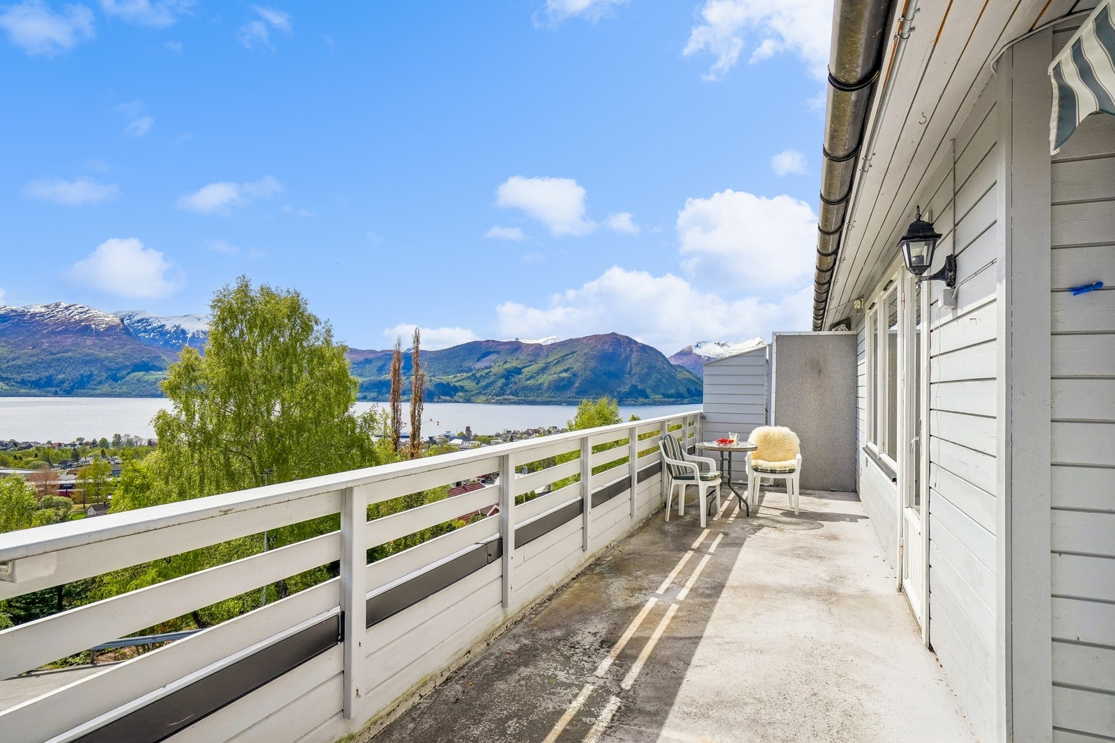 Utgang til stor solrik terrasse Galleribilde