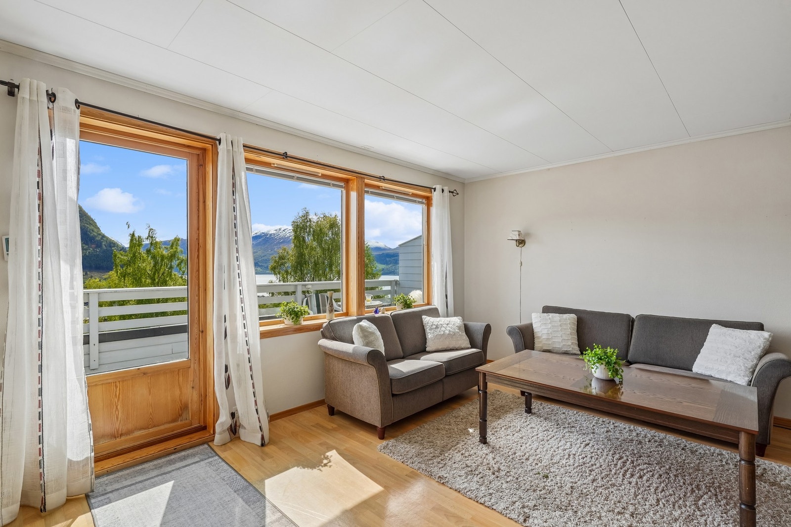 Stove med store vindauge som slepp inn mykje naturleg lys, gjev ei god romkjensle og flott utsyn Galleribilde