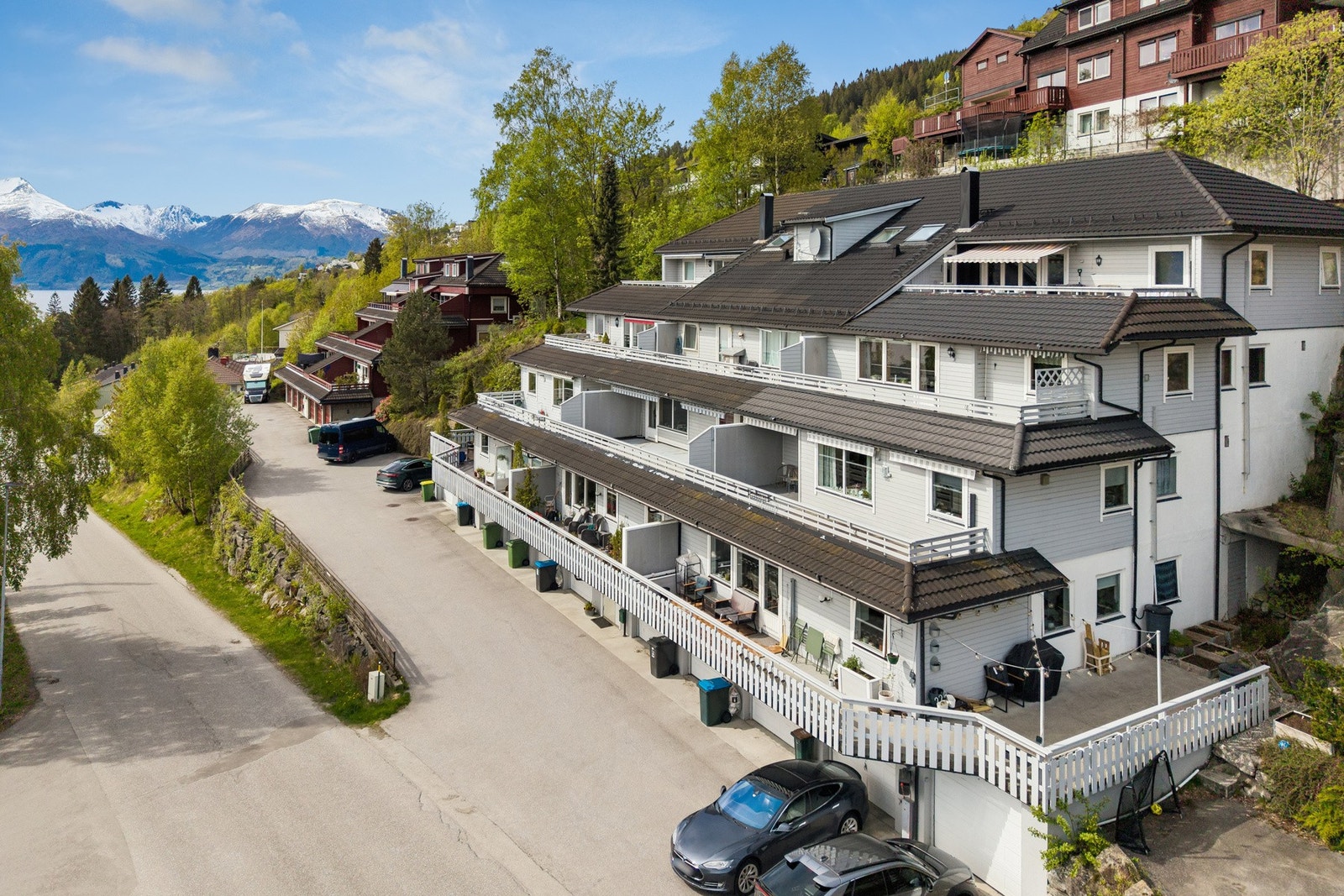 Attraktiv beliggenheit i roleg område i Røyslida nær høgskulen og sjukehuset. Gangavstand til barnehage, alle skuletilbod og sentrum Galleribilde