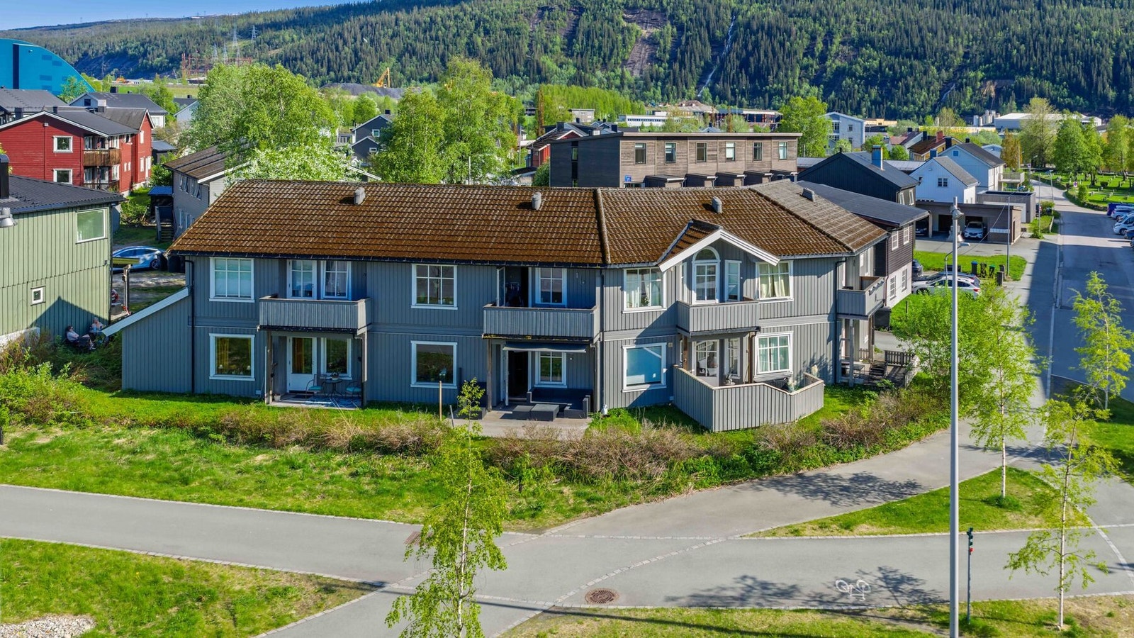 Her kan du gå til det meste du trenger i hverdagen, og du har flotte grøntområder og turmuligheter like i nærheten. Galleribilde