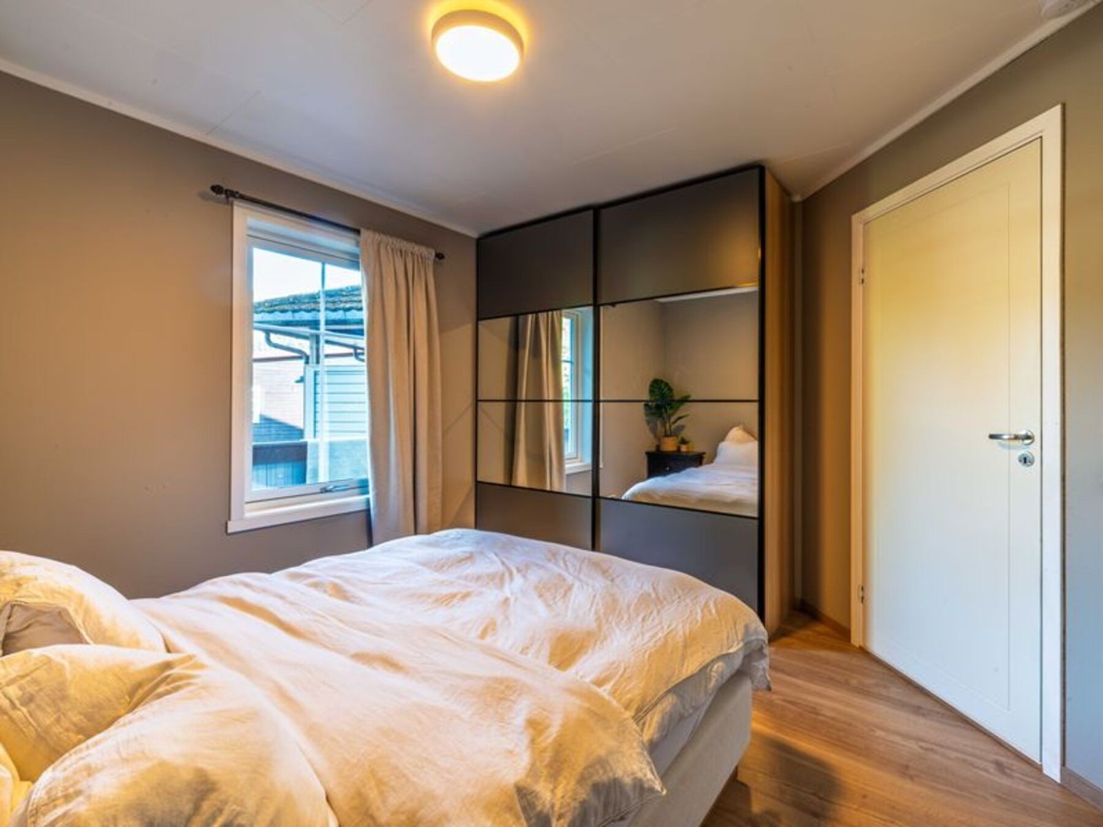 Romslig soverom med garderobe. Galleribilde