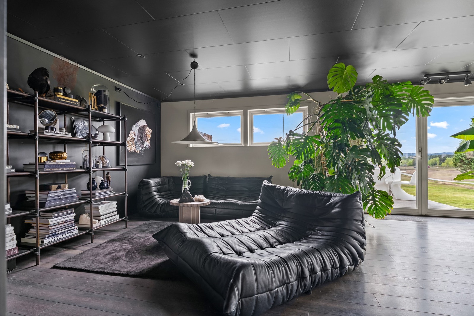 Hyggelig TV-stue i enden av oppholdsrommet med plass til sofa- og medieløsning. Direkte utgang til terrassen! Galleribilde