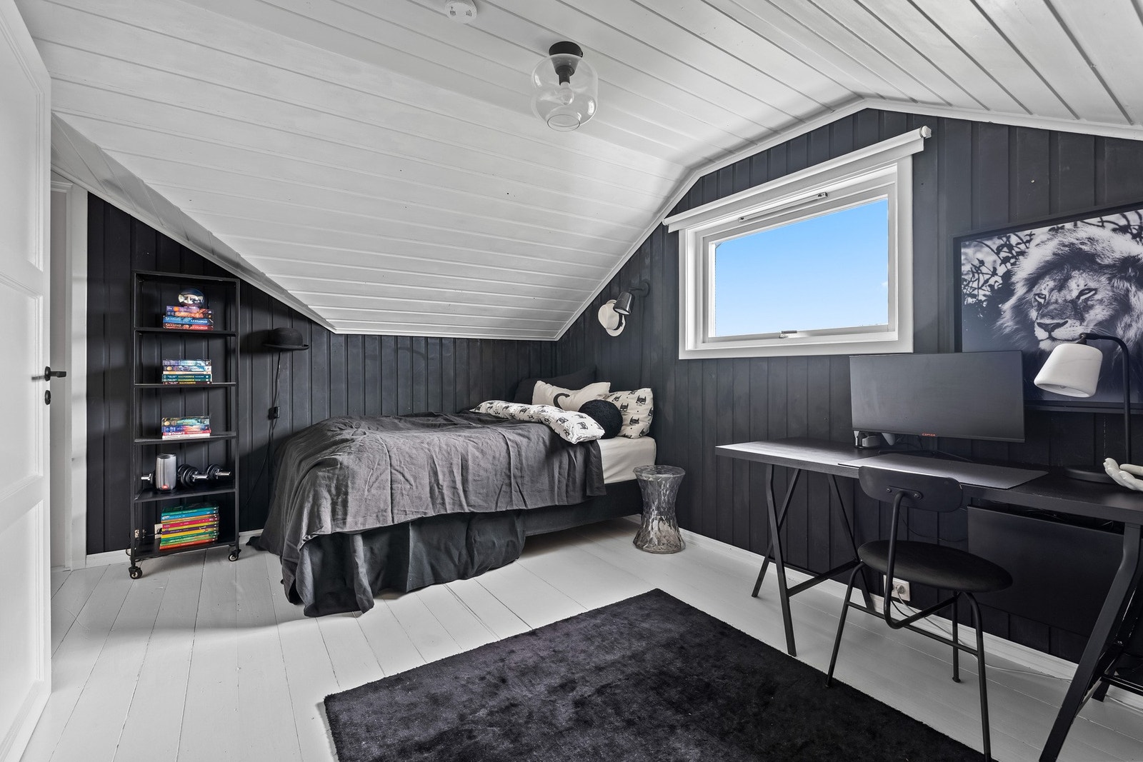 De mørke veggene skaper et moderne og karakterfullt uttrykk. Galleribilde
