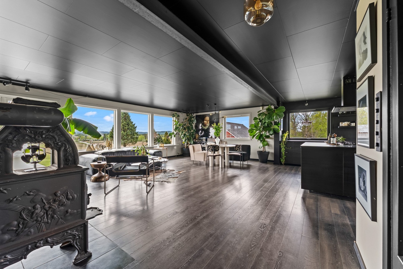 Videre inn kommer du til boligens naturlige samlingspunkt med god plass til både sofa- og spisegruppe. Galleribilde