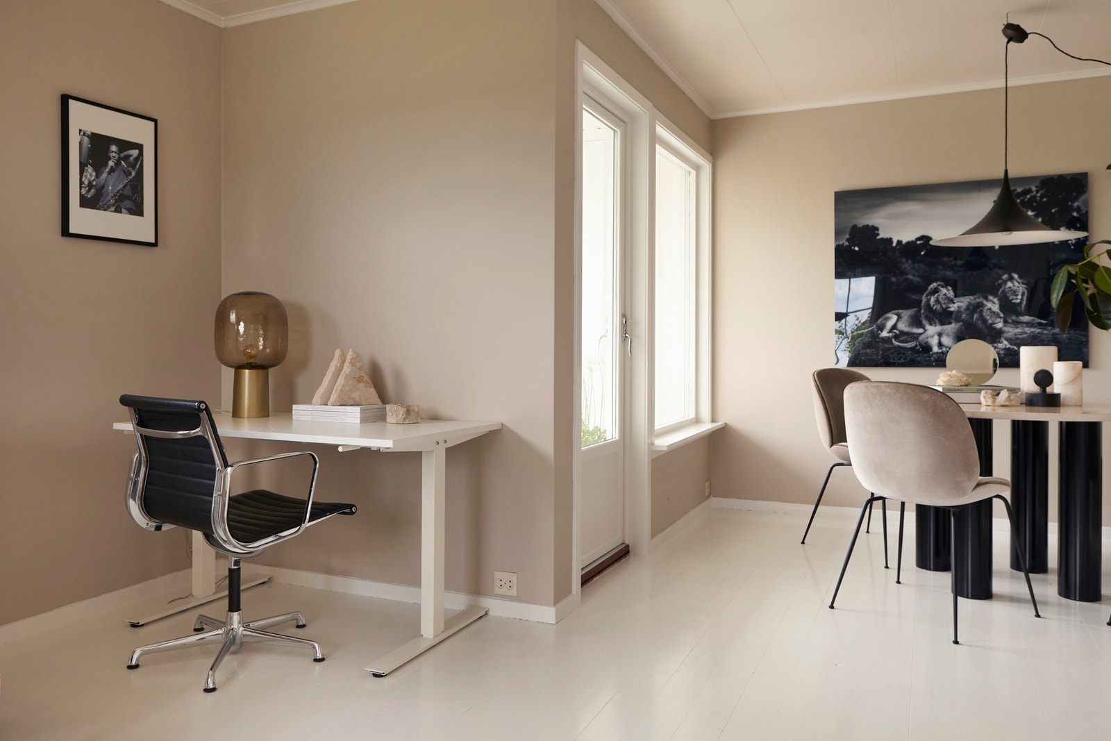 Lyst oppholdsareal med god plass til spisegruppe og flere møbleringsmuligheter. Galleribilde