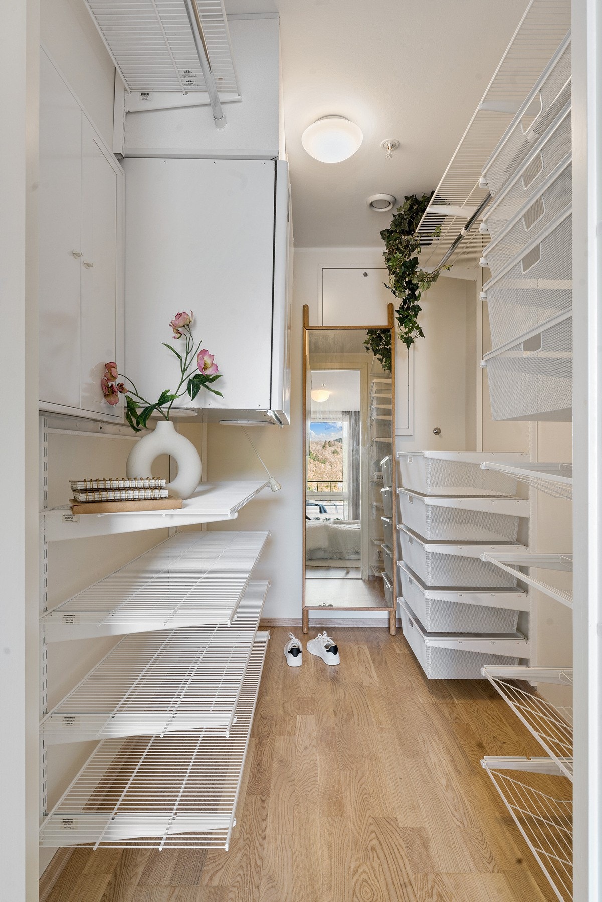 Fra soverommet er det inngang til innvendig bod som er fint innredet til walk-in-closet Galleribilde