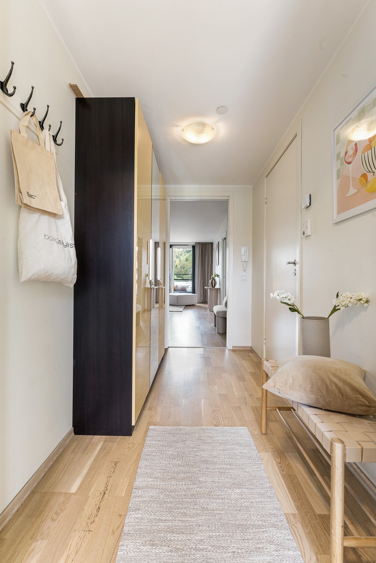 Det første som møter deg i boligen er en innbydende entré Galleribilde