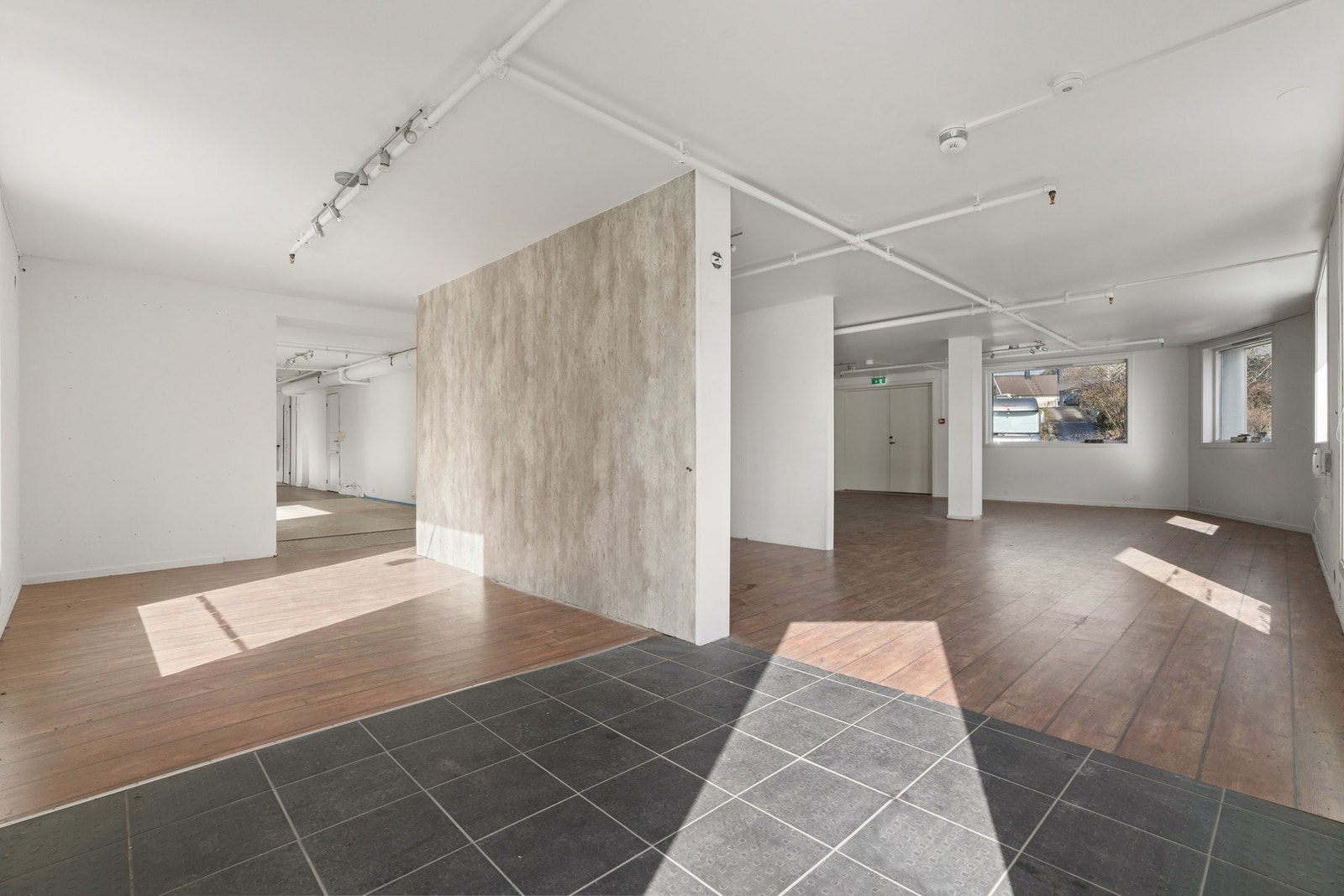 Næringsseksjonen inneholder: Næringslokale, bod, bod 1,
toalettrom og bod 2. Galleribilde