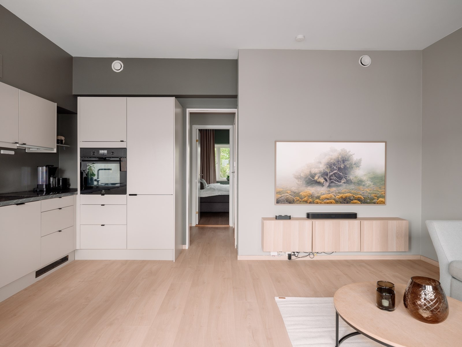 Den gode takhøyden og gjennomgående planløsningen gir godt med lysinnslipp og fin romfølelse. Galleribilde