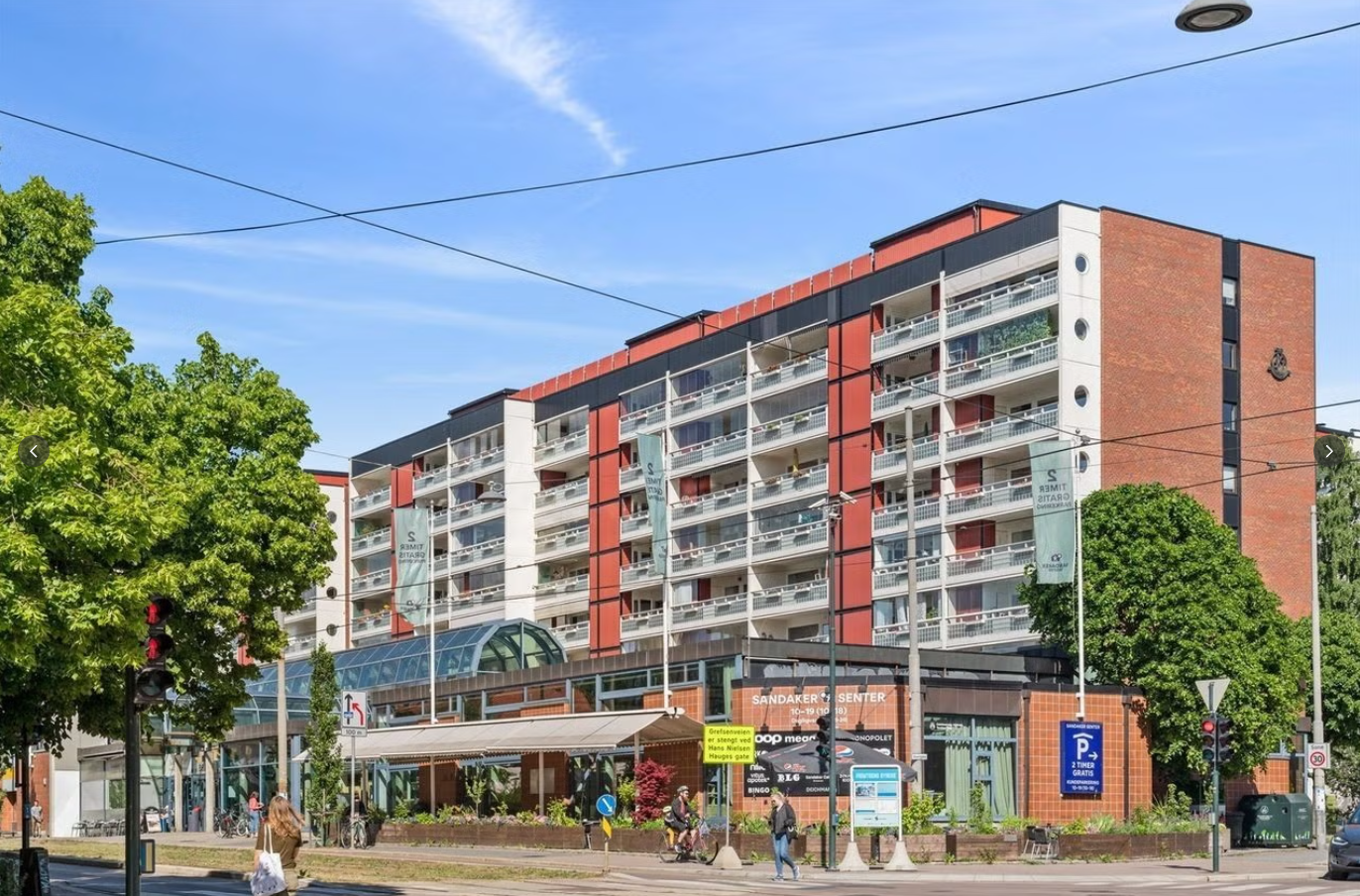 Sandaker Senter ligger kun fire minutter unna, med et variert utvalg av butikker, apotek og vinmonopol. Galleribilde