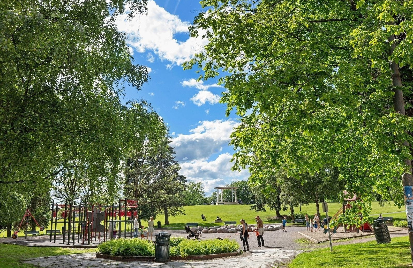 Torshovparken ligger i nærheten og er et populært samlingspunkt for rekreasjon og sosiale sammenkomster. Galleribilde