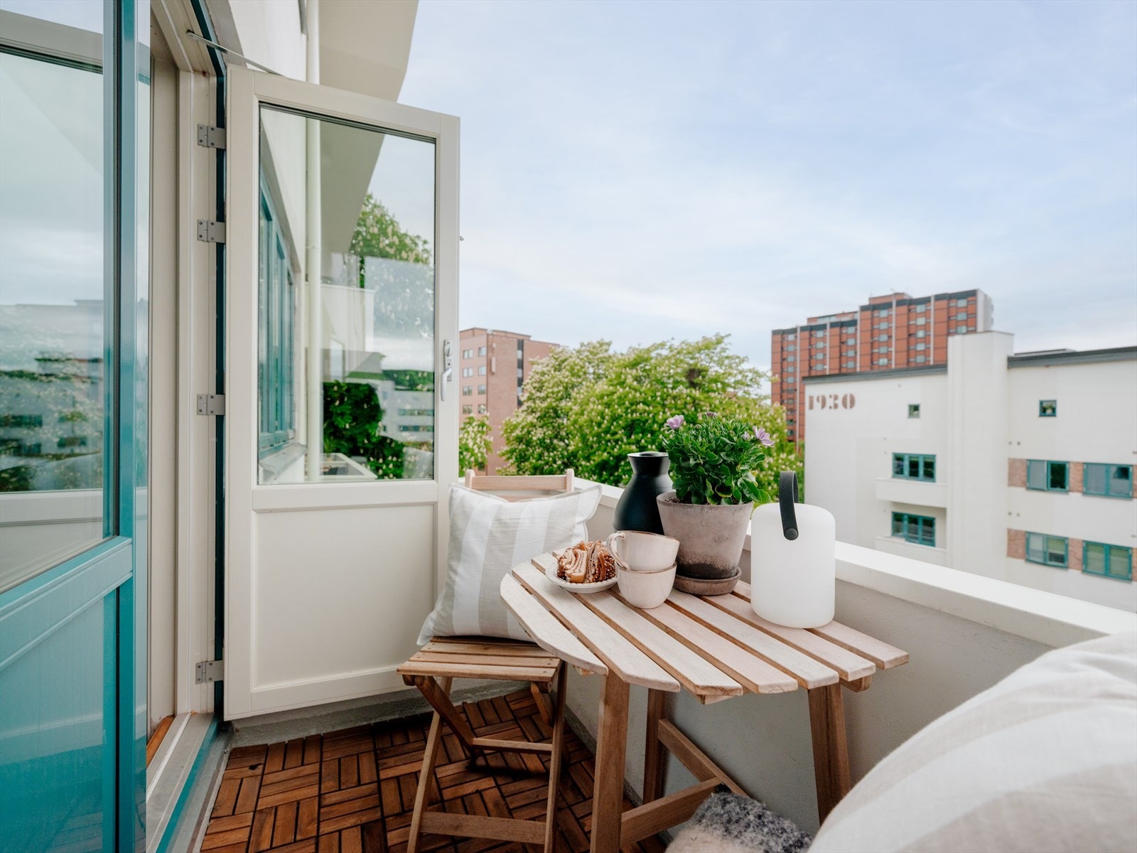 Fra stuen er det utgang til en nordvestvendt balkong som vender mot den rolige og pent opparbeidede bakgården. Galleribilde