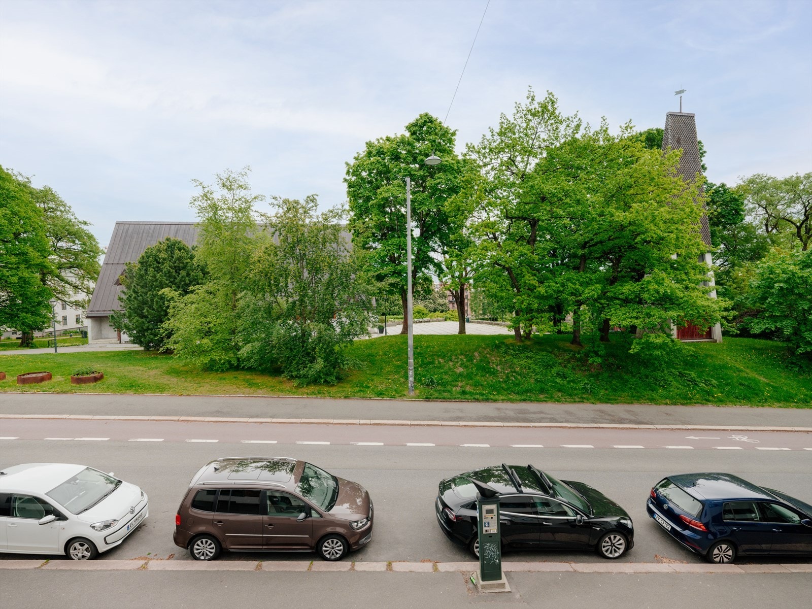 Det er åpent mot de store grøntområdene ved Torshov kirke og de fargerike bygårdene i nabolaget. Galleribilde