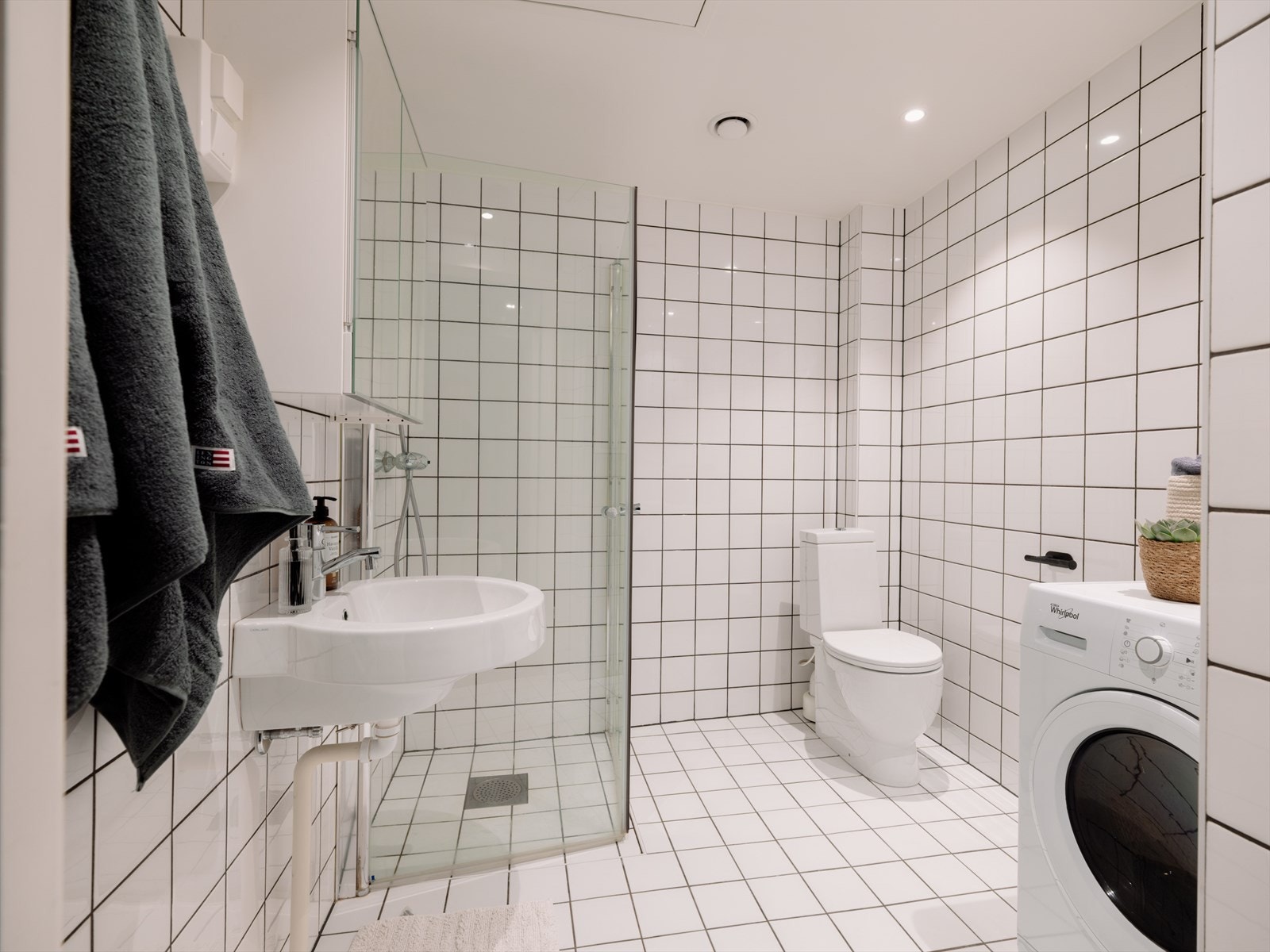 Flislagt bad med termostatstyrte varmekabler i gulvet og downlights i himlingen. Galleribilde