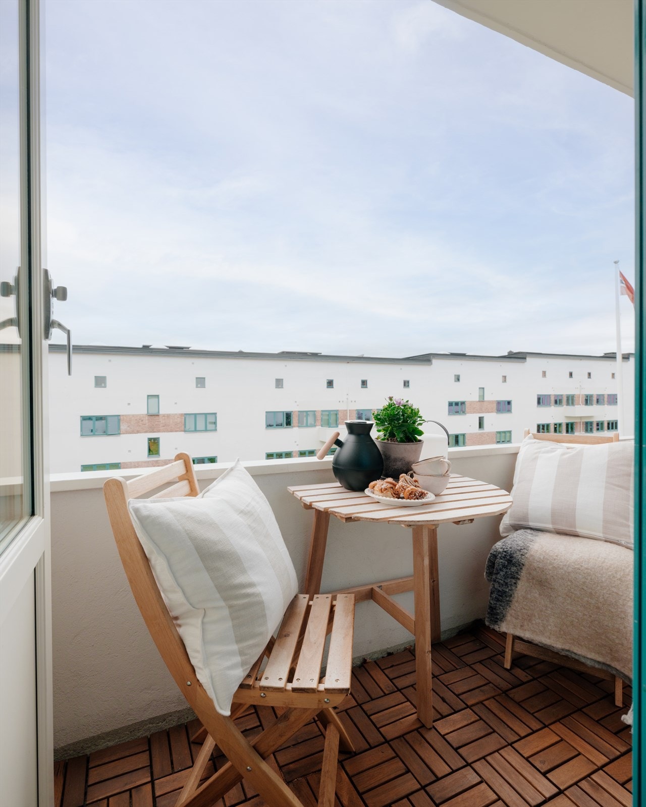 Balkongen har trefliser på gulvet og plass til en hyggelig sittegruppe. Her kan du nyte gode solforhold på ettermiddag og kveld! Galleribilde