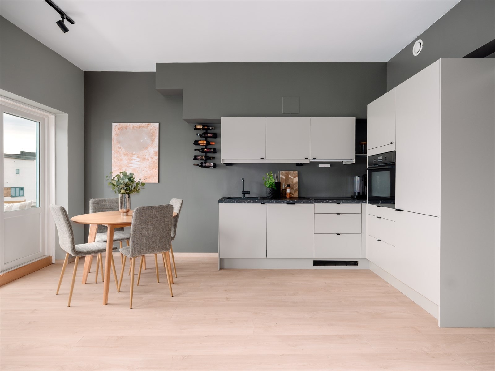 Leiligheten har balansert ventilasjon som sikrer et sunt inneklima, med avtrekk på både kjøkken og bad. Galleribilde