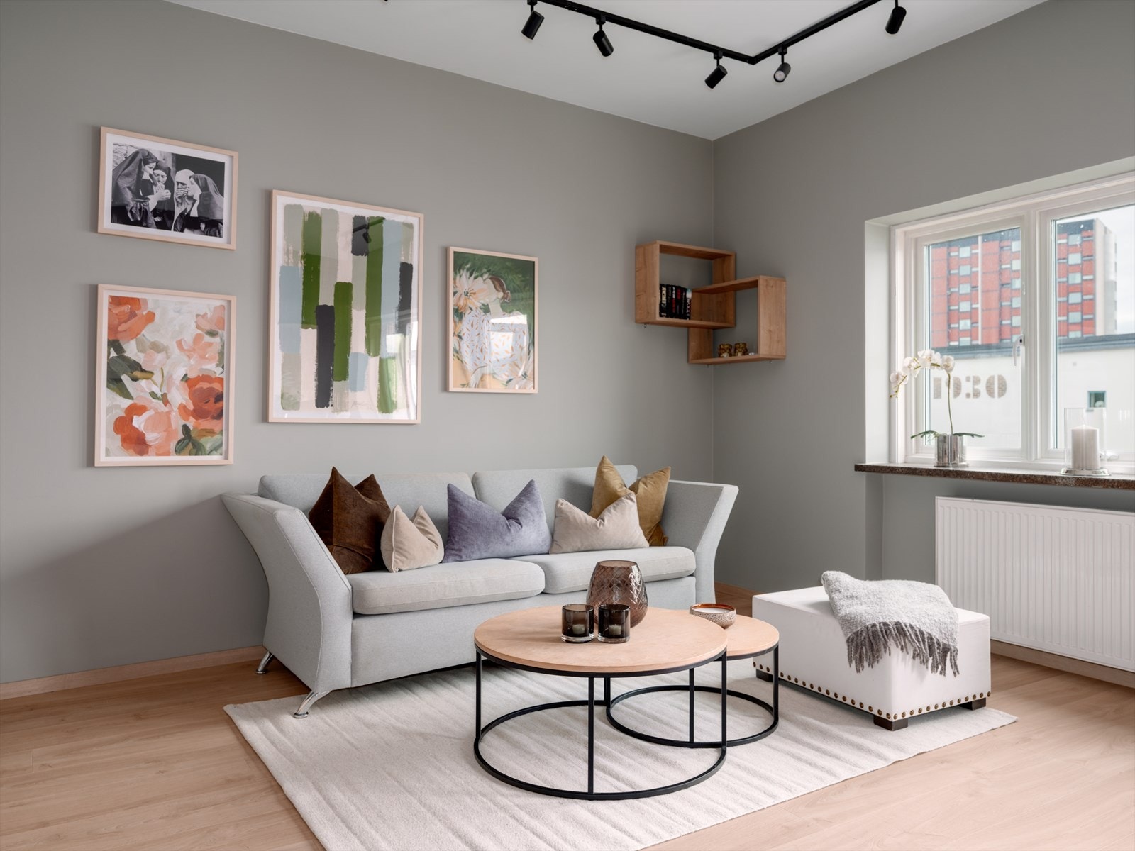 Oppvarming via radiatorer tilknyttet fjernvarmeanlegget. A-konto for varme og varmtvann er inkludert i felleskostnadene. Galleribilde