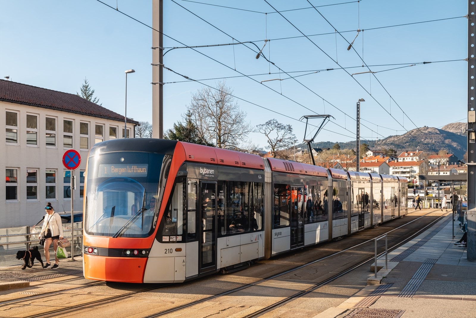 På Sletten er det holdeplass for Bybanen linje 1. Foretrekker du å reise med buss har linje 5 hyppige avganger. Bussen stopper også ved Haukeland, Haraldsplass og Bergen sentrum. Galleribilde