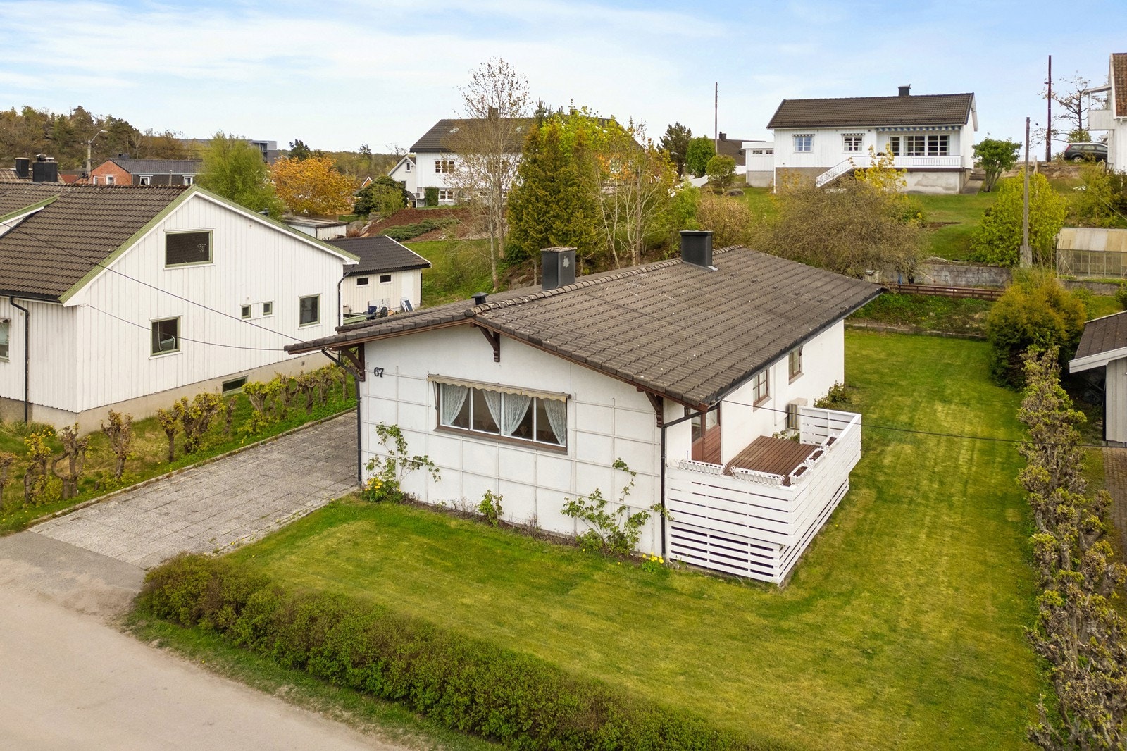 Enebolig fra 1948 med tilbygd inngangsparti, carport og bod fra 1982. Galleribilde