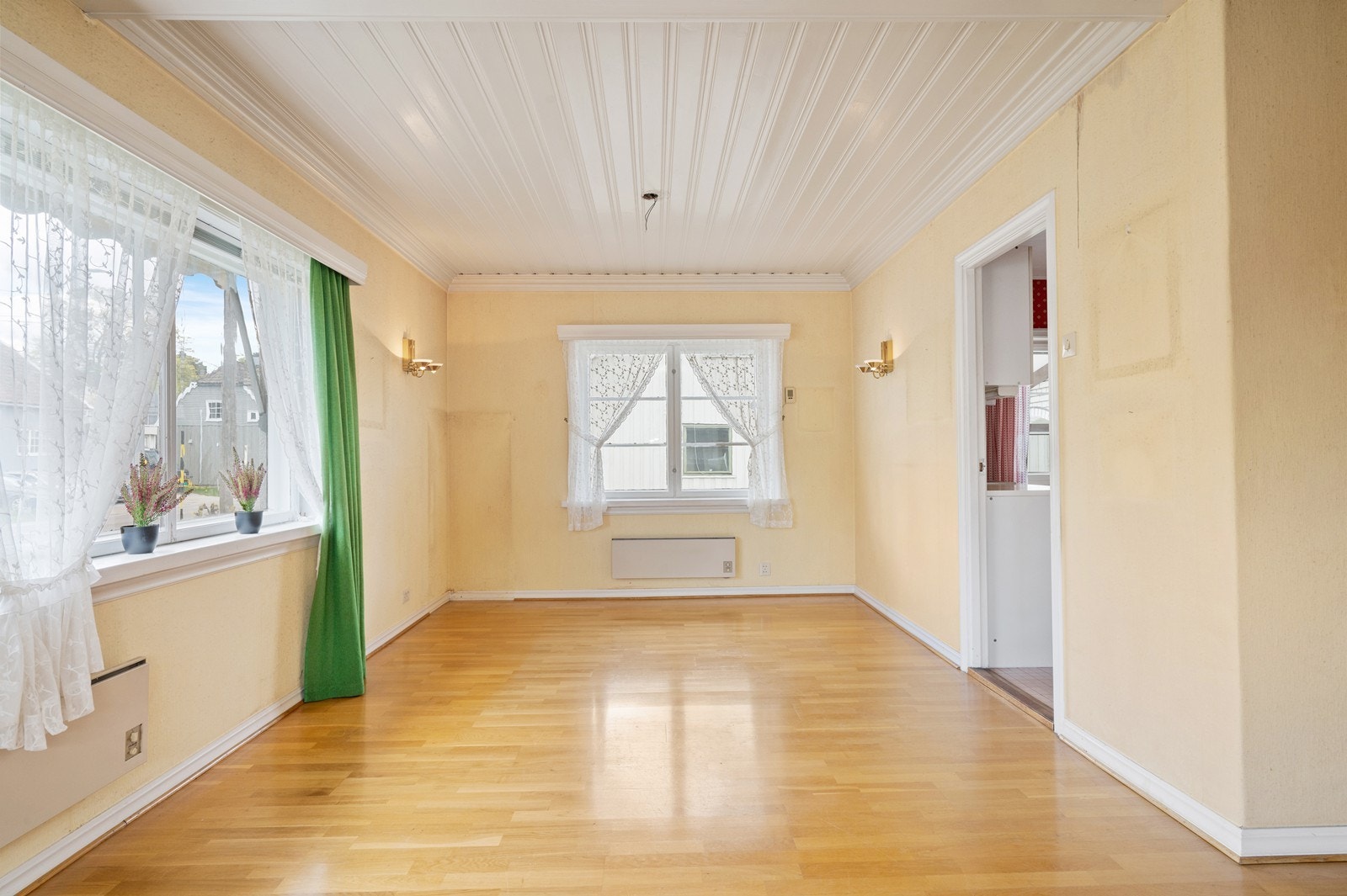 Spisestuen har god plass til langbord og ligger i tilknytning til kjøkkenet. Galleribilde