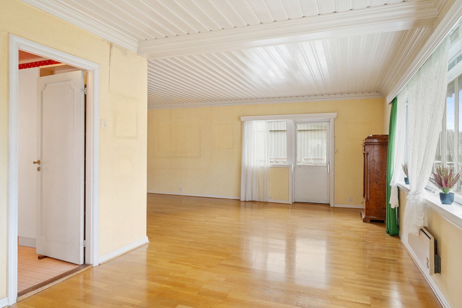 Fra spisestuedelen er det utgang til terrassen via en balkongdør med 3-lags isolerglass. Galleribilde