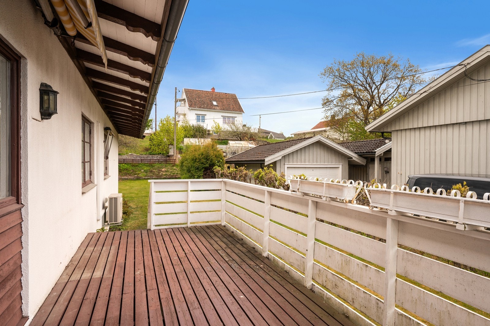 Terrasse på 15 m² med rekkverk i tre. Galleribilde