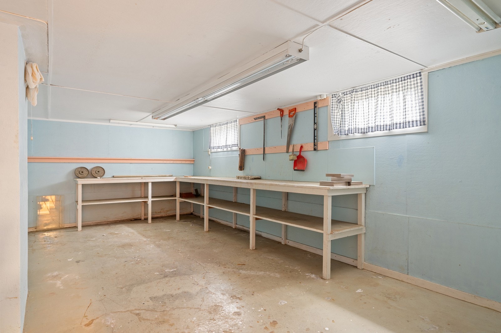 Romslig bod i kjelleren med god plass til verksted og hobbyaktiviteter. Galleribilde