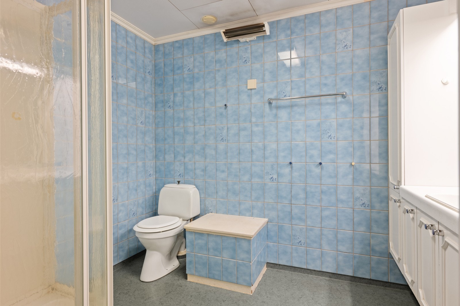 Badet i første etasje har fliser på veggene, dusjkabinett og toalett. Galleribilde