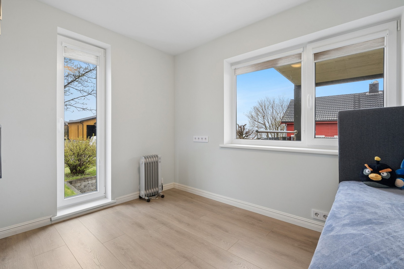 Første etasje har tre soverom. Dette rommet har utsikt mot hagen. Galleribilde