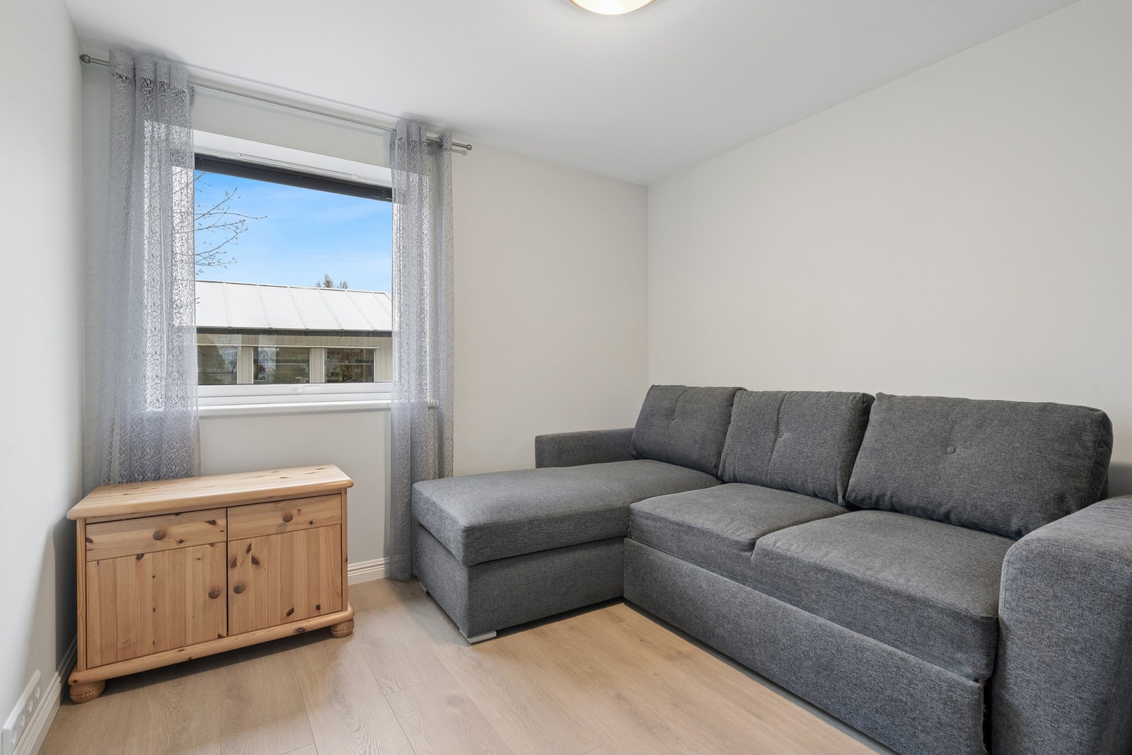 Et av soverommene i første etasje, med plass til sofa eller seng etter behov. Galleribilde