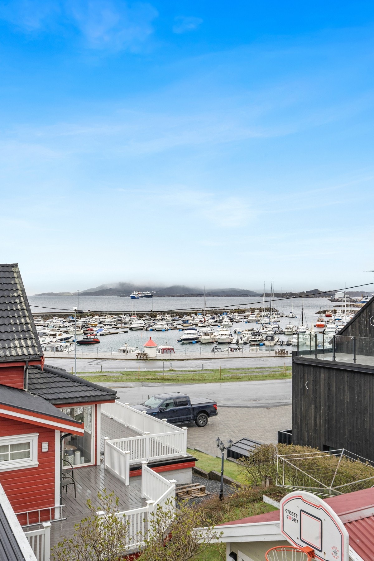 Fra eiendommen er det god utsikt mot sjøen og småbåthavnen. Galleribilde