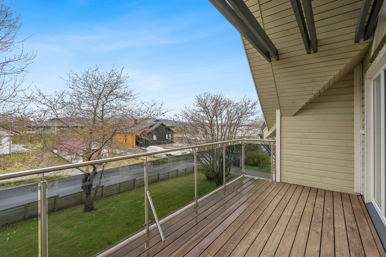 Terrasse i andre etasje med glassrekkverk som sikrer utsikten. Galleribilde