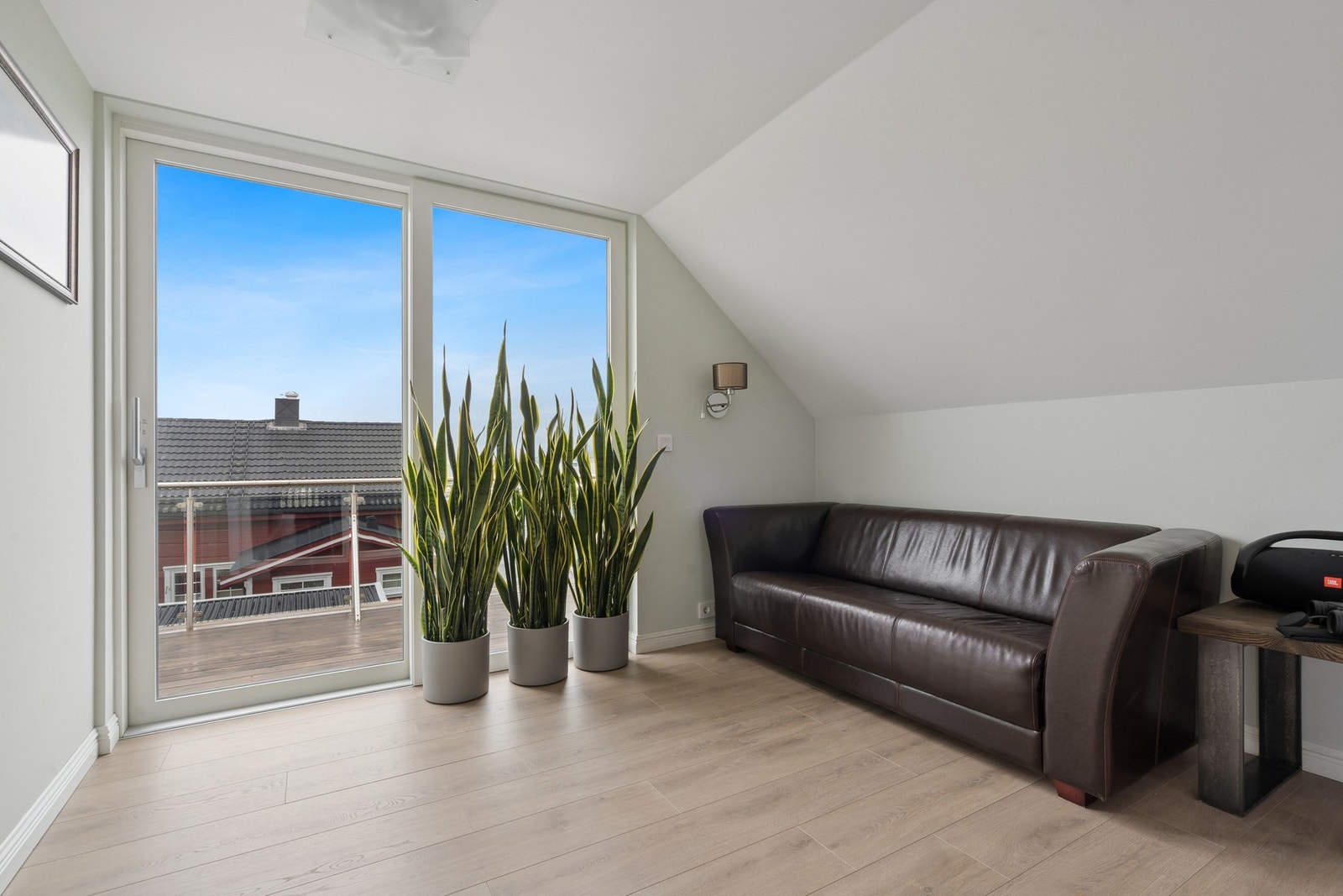 Loftstue med utgang til terrasse. Et fleksibelt rom som kan innredes etter ønske. Galleribilde