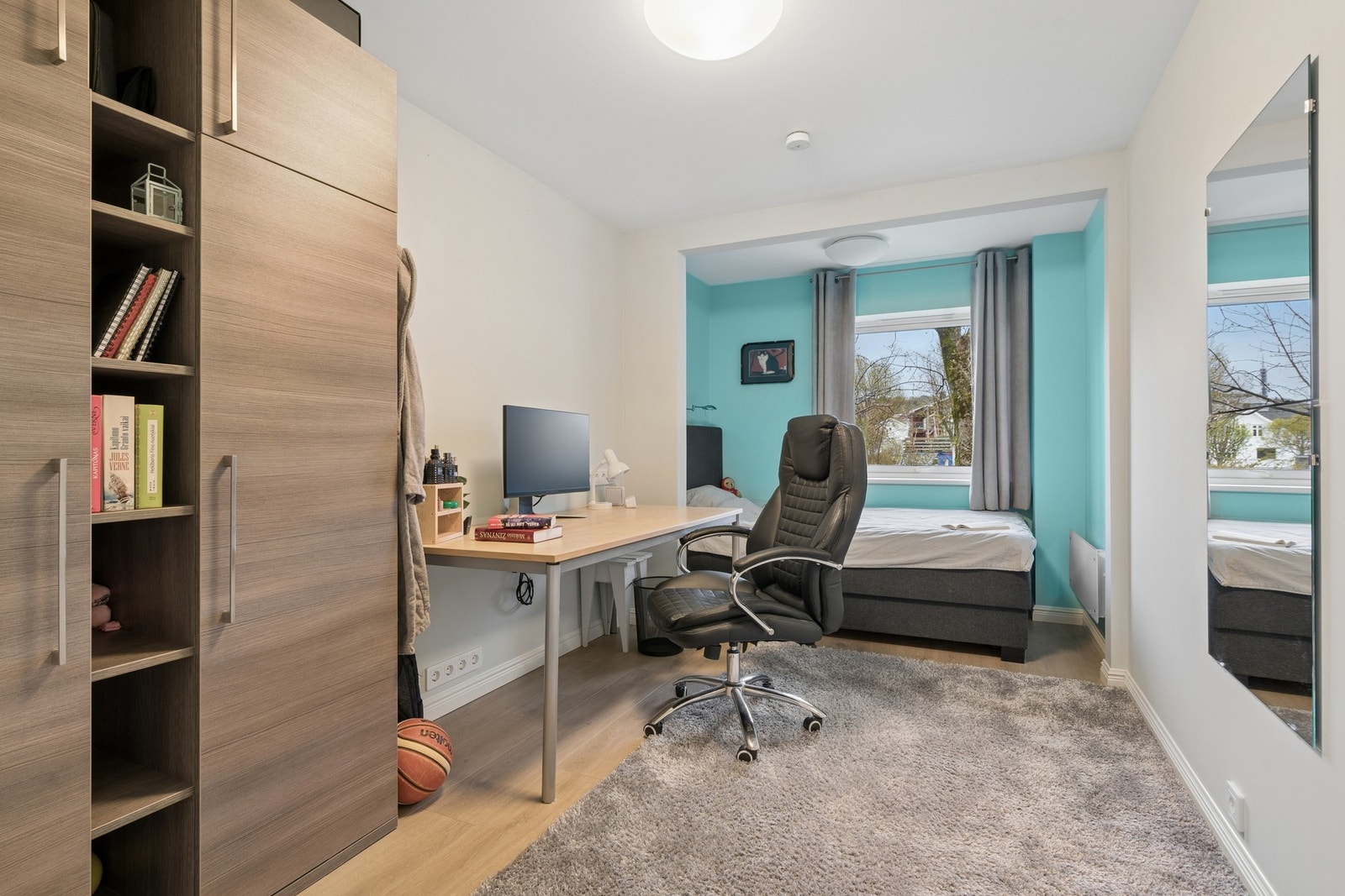 Praktisk soverom med plass til både seng og arbeidsplass. (Garderobeskapet medfølger ikke salget) Galleribilde