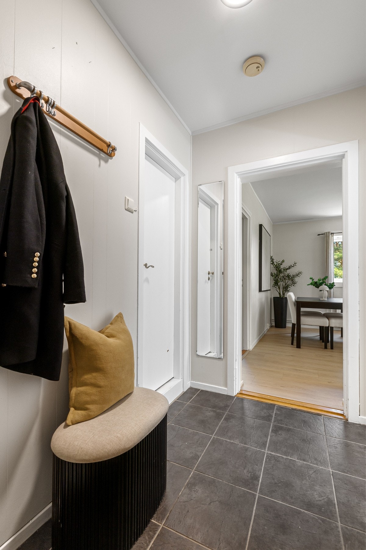 Innbydende entré med innebygget garderobeskap og god plass til oppbevaring av yttertøy og sko. Galleribilde