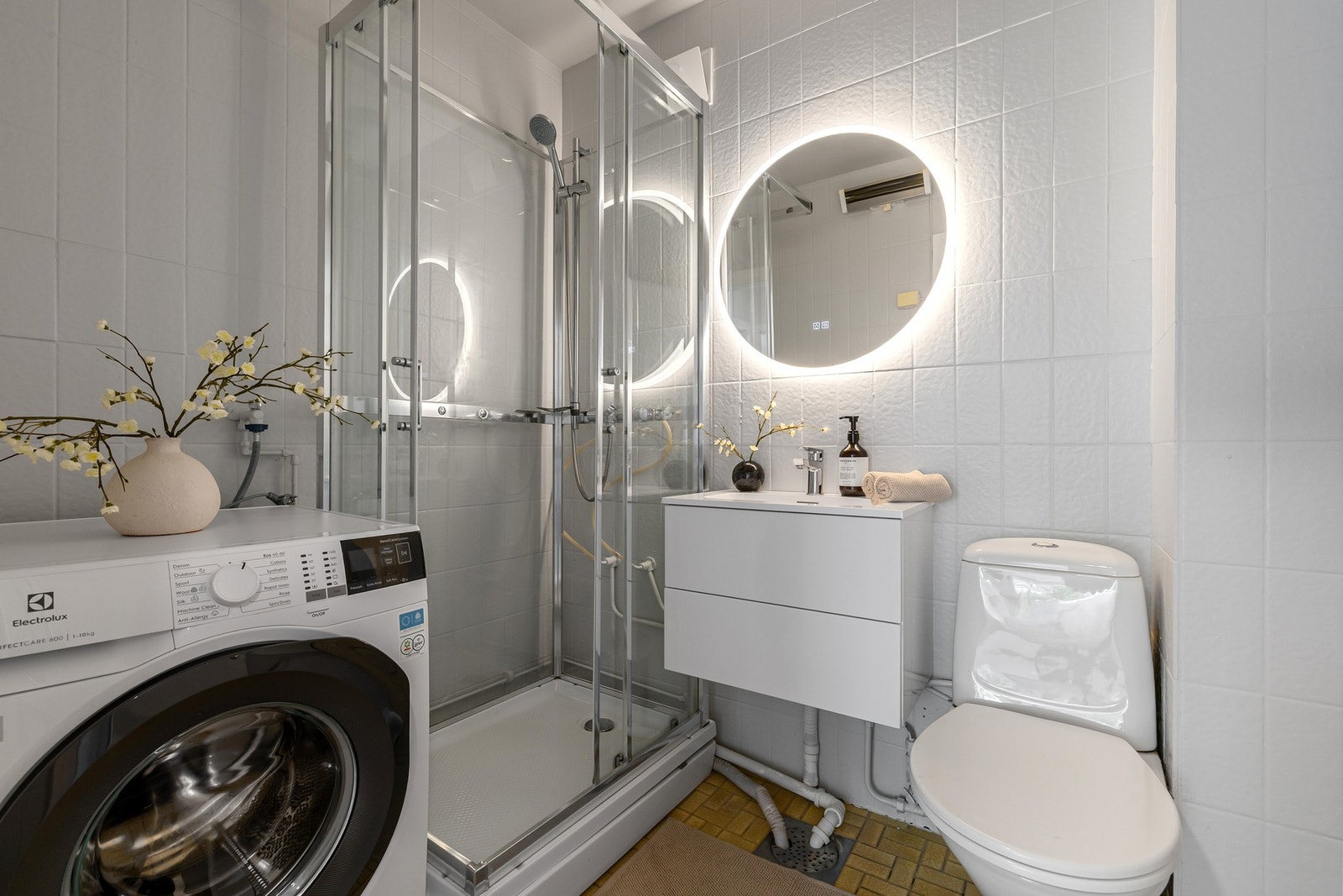 Pent flislagt bad med opplegg for vaskemaskin. Galleribilde