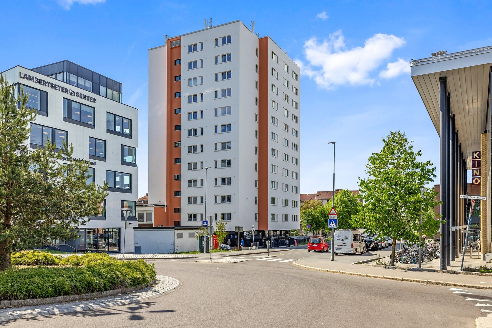 Her bor du i et etablert og hyggelig boligområde med grønne omgivelser og gode fasiliteter rett utenfor døren. Galleribilde