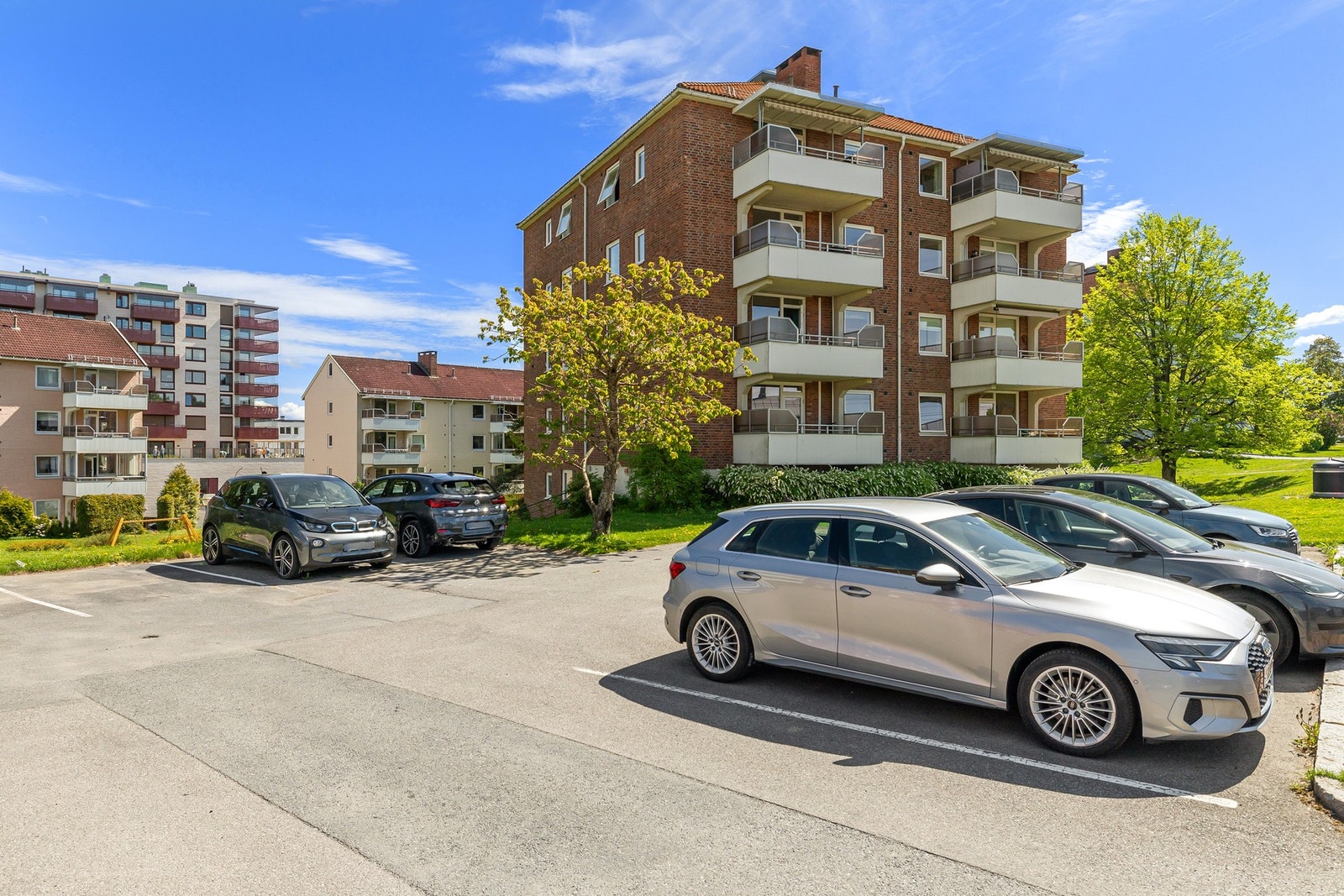 Det er mulighet for leie av både parkeringsplass og garasje etter søknad og venteliste. Galleribilde