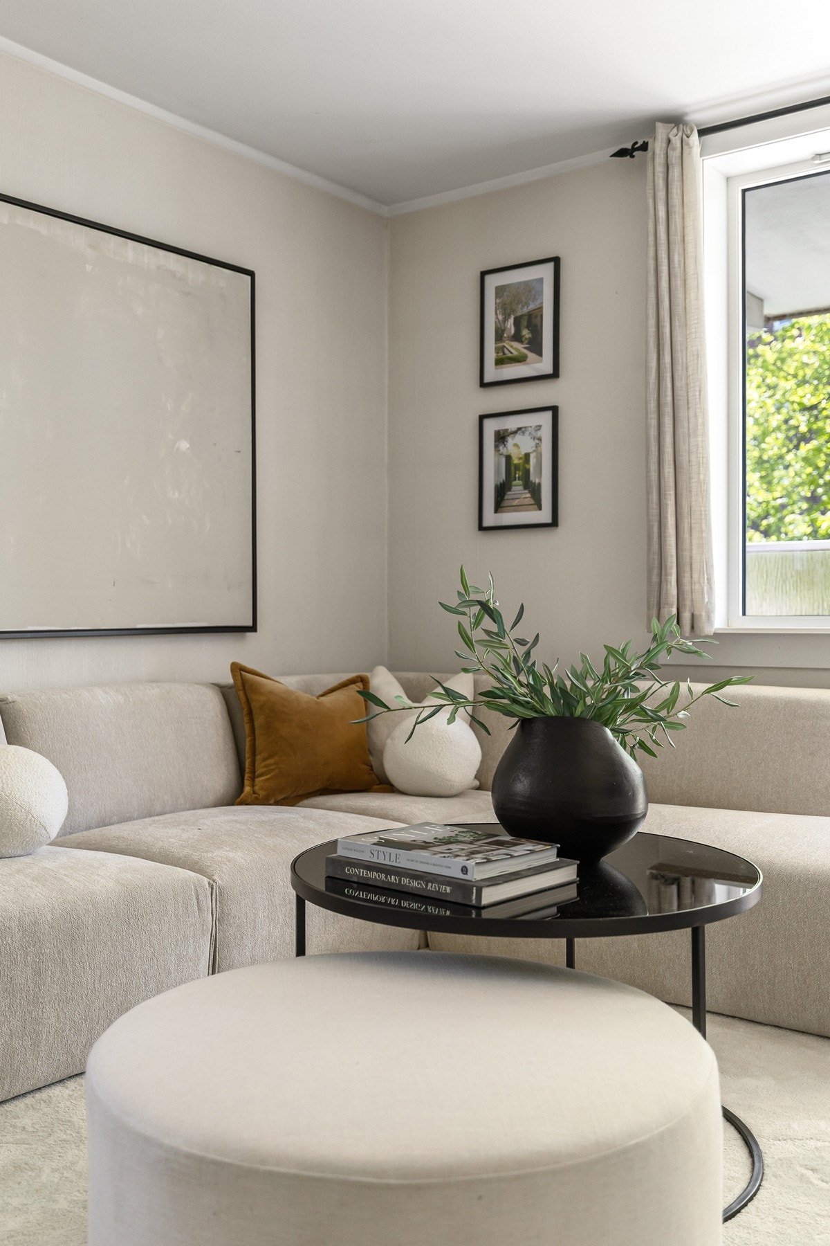 Det er god plass til sofagruppe og medievegg. Galleribilde