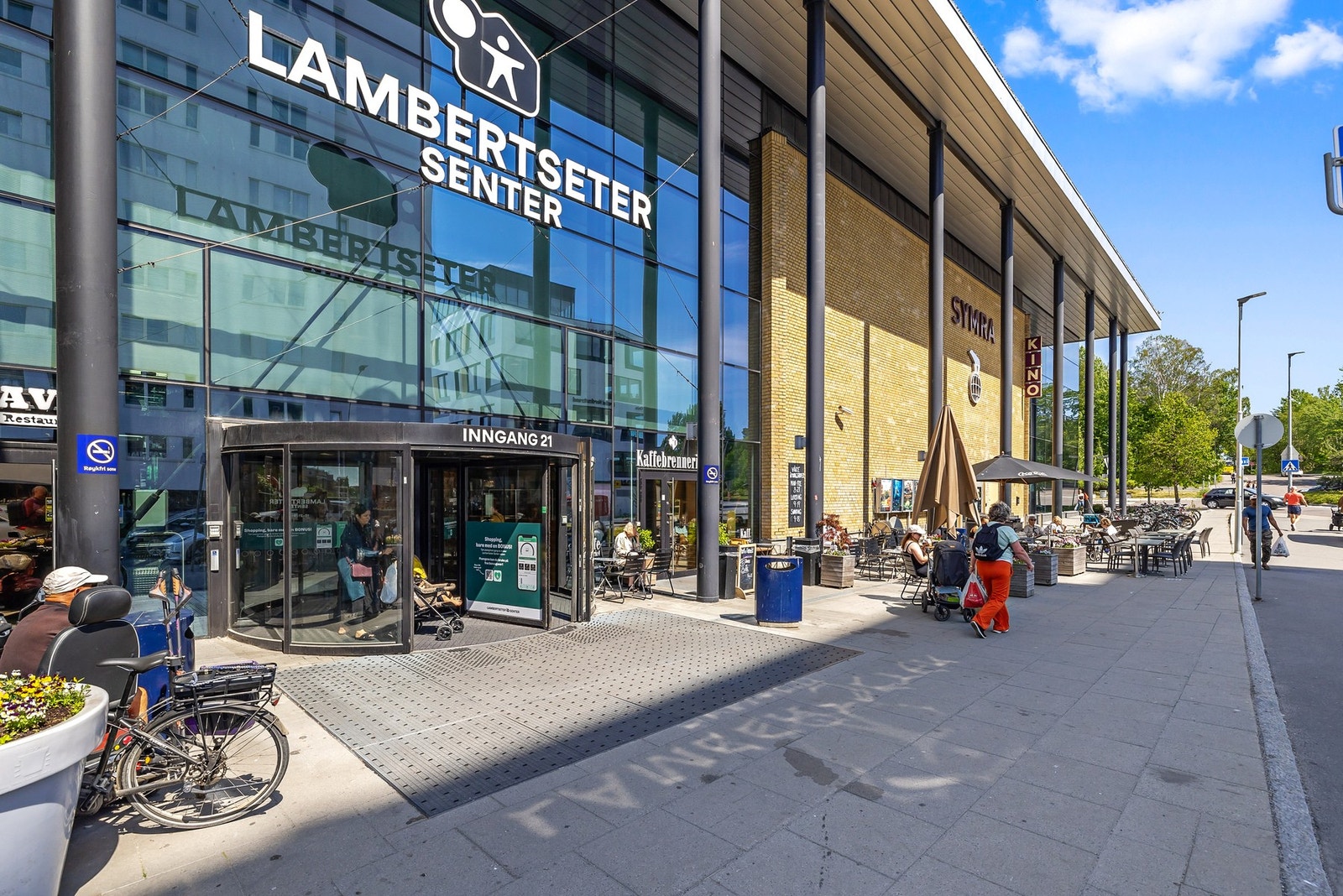 Fra boligen er det gangavstand til Lambertseter senter med butikker, serveringssteder, kino, treningssenter og øvrige servicetilbud. Galleribilde