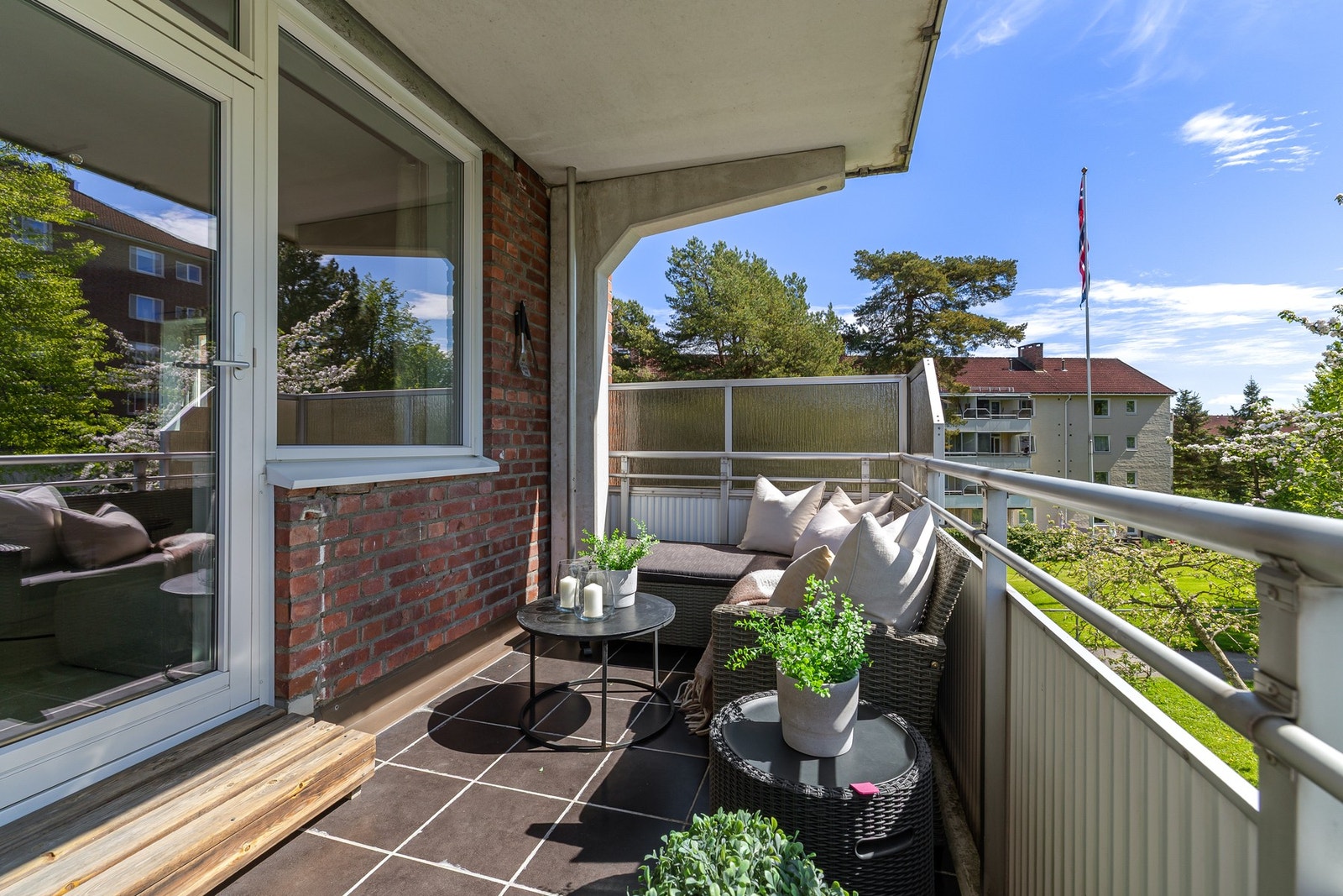 Plass til både lounge, grill, spisebord mv. Galleribilde