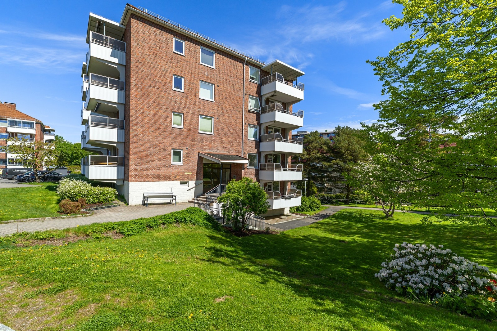 Borettslaget består av 355 andeler og fremstår som veldrevet med store, grønne fellesområder og pent opparbeidede utearealer. Galleribilde