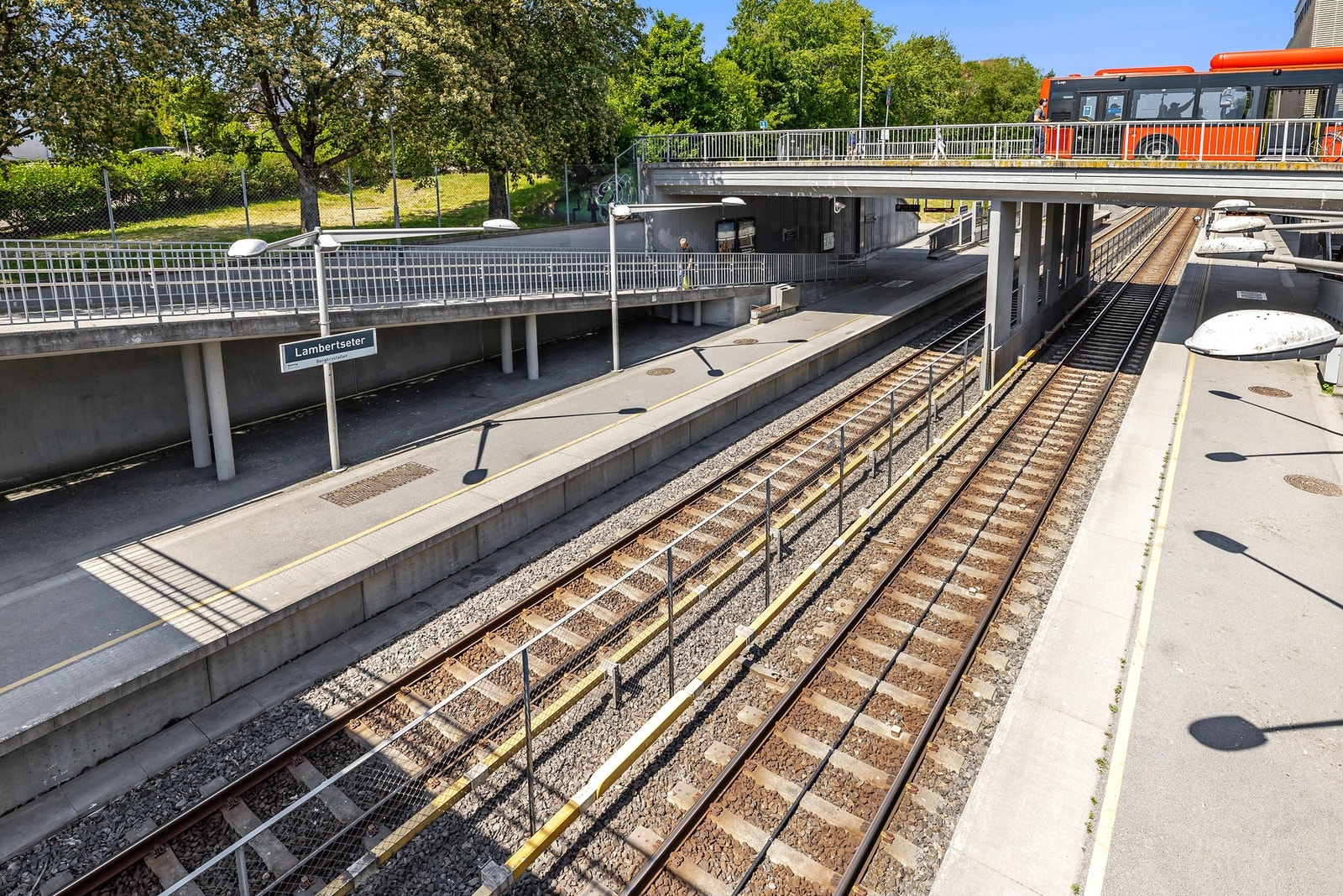 Meget gode kollektivforbindelser med både buss og T-bane fra Lambertseter stasjon, som gir enkel adkomst til Oslo sentrum. Galleribilde