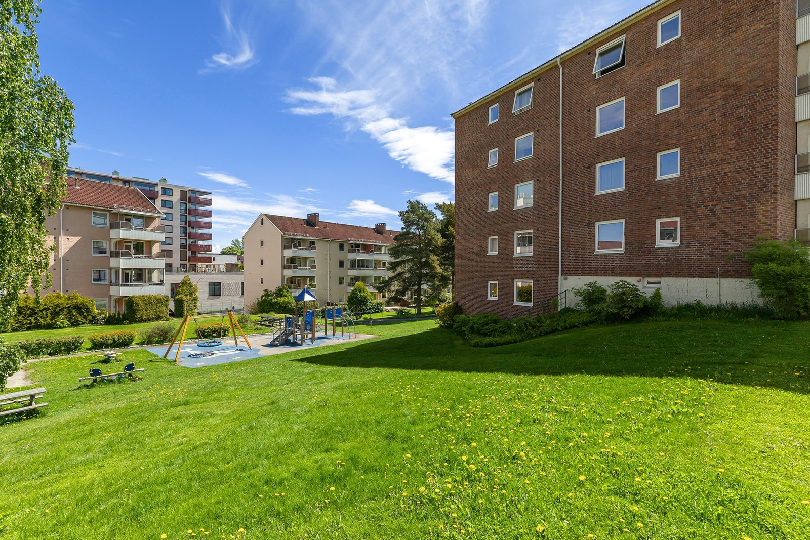 Borettslaget har flere fellesfasiliteter, herunder to fellesvaskerier, sykkelparkering og opparbeidede uteområder for beboerne. Galleribilde