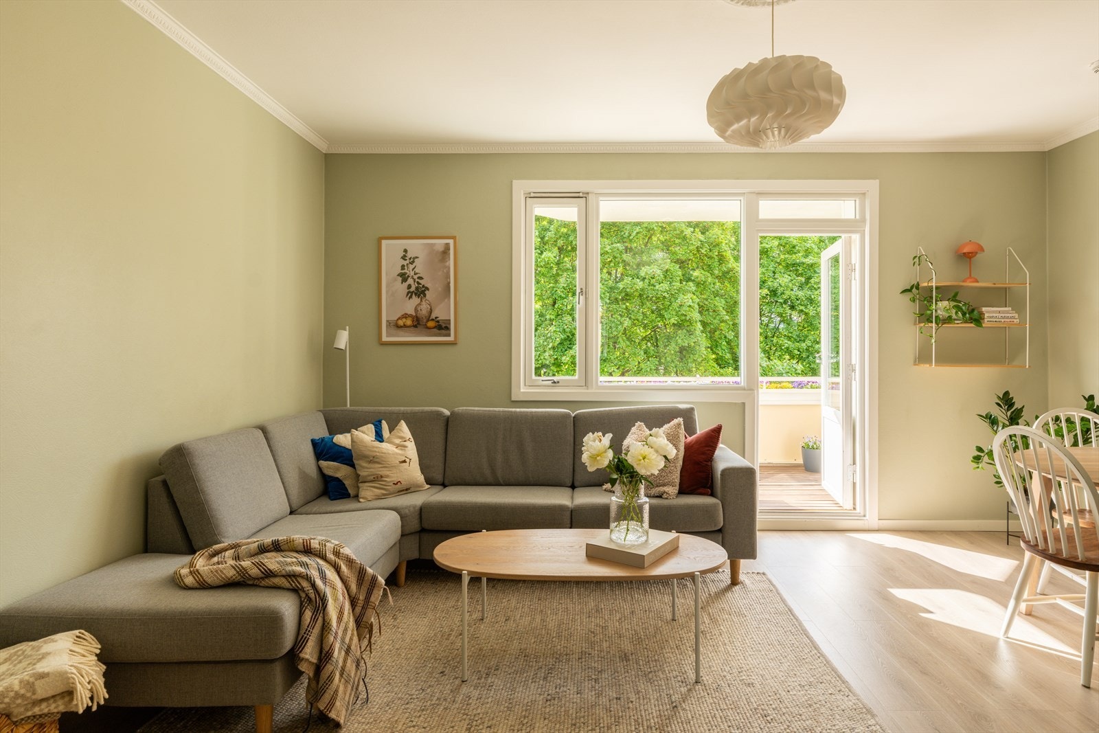 Stuen er av god størrelse med store vinduer som slipper inn mye naturlig lys. Galleribilde