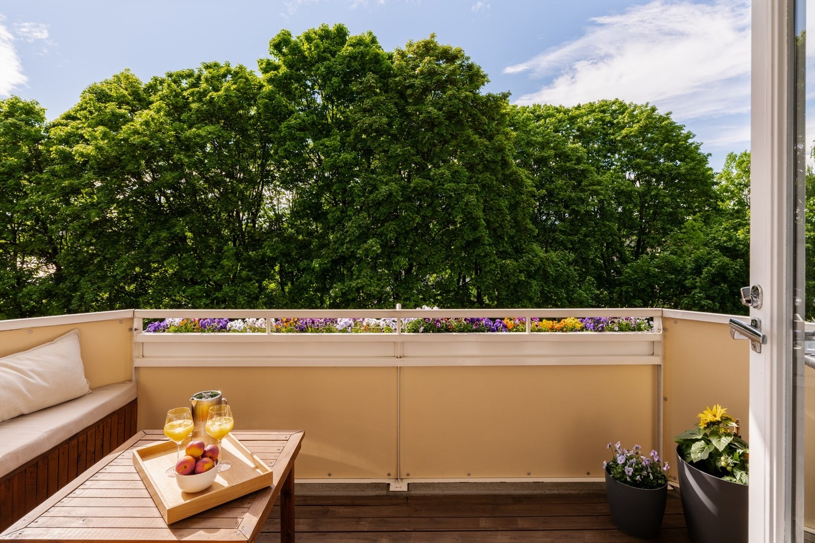 Integrerte blomsterkasser bidrar til å ramme inn uteplassen på en fin måte. Galleribilde
