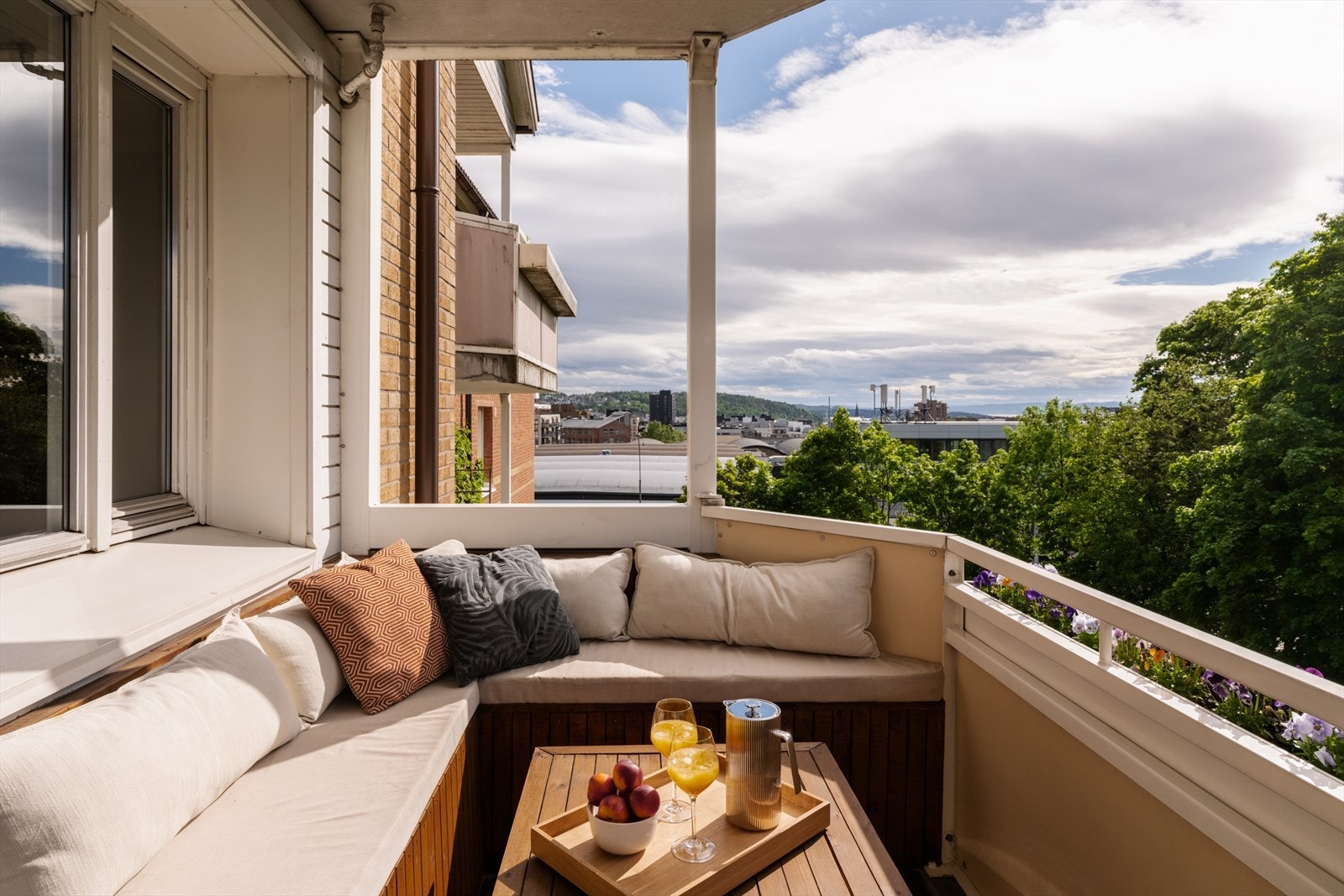 Balkongen er på 7 m² og vender mot nordvest. Her finner man en plassbygd sittegruppe som skaper en lun og sosial uteplass med gode solforhold utover ettermiddagen og kvelden. Galleribilde