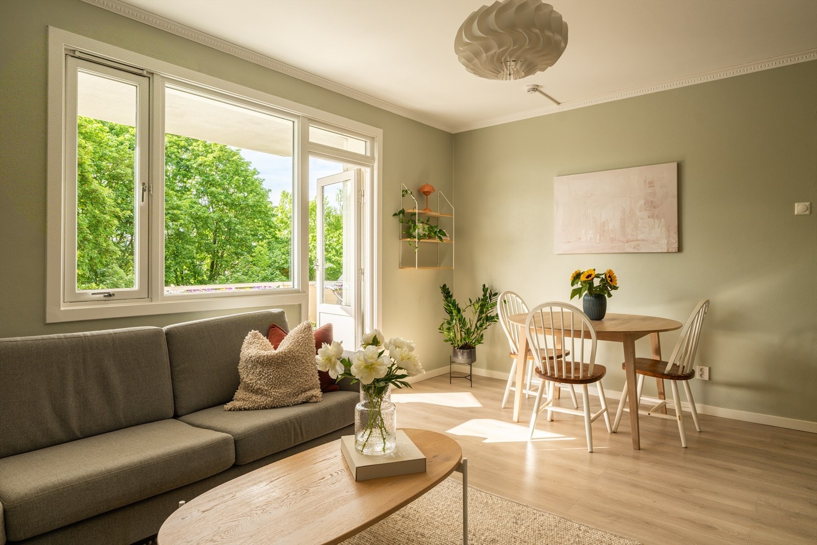 Her er det plass til både sofagruppe og spiseplass, med direkte utgang til balkongen. Galleribilde