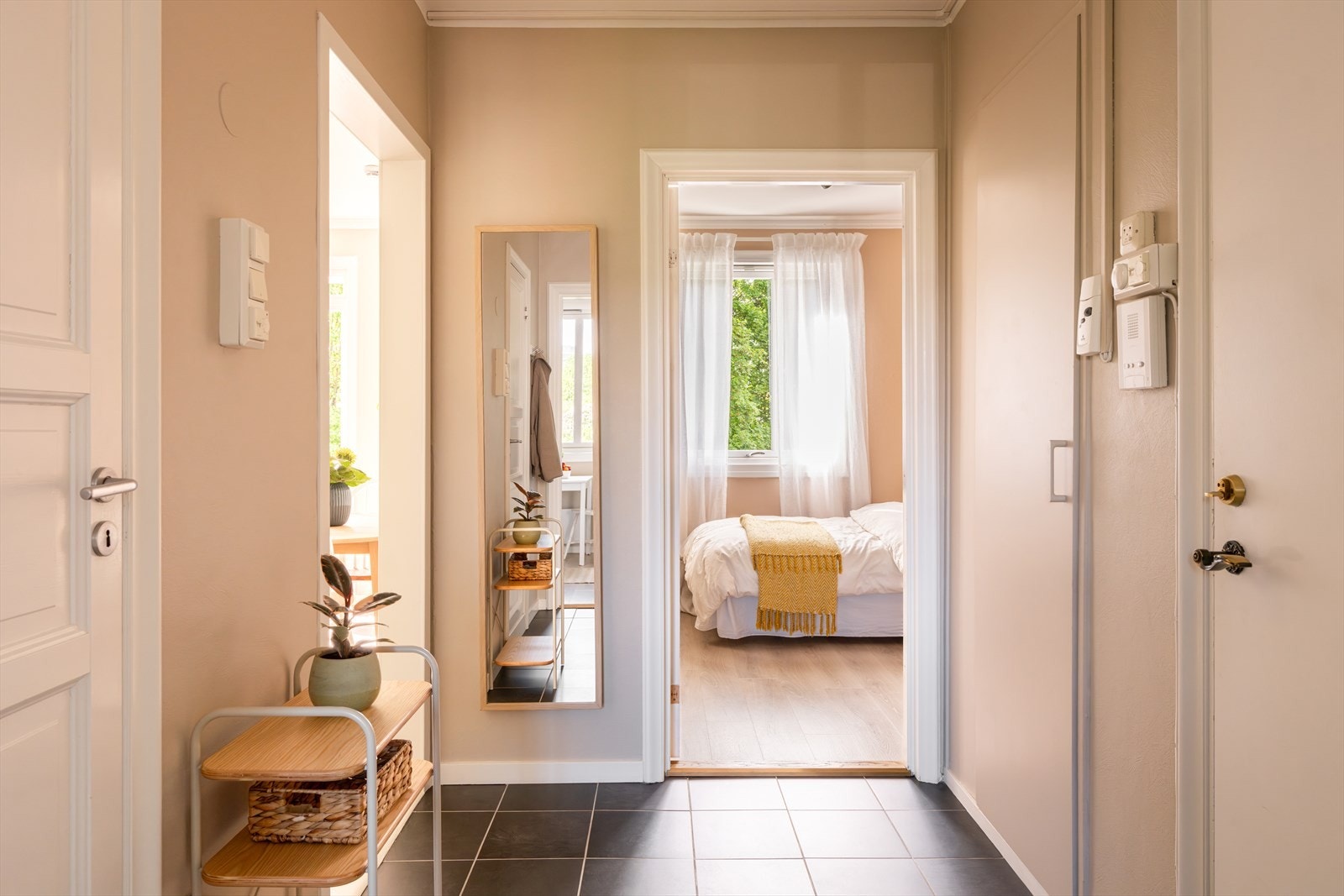 Entréen er innbydende og funksjonell, med plass til oppbevaring av yttertøy og sko. Praktisk innvendig bod/kott gir ekstra oppbevaringsmuligheter. Galleribilde